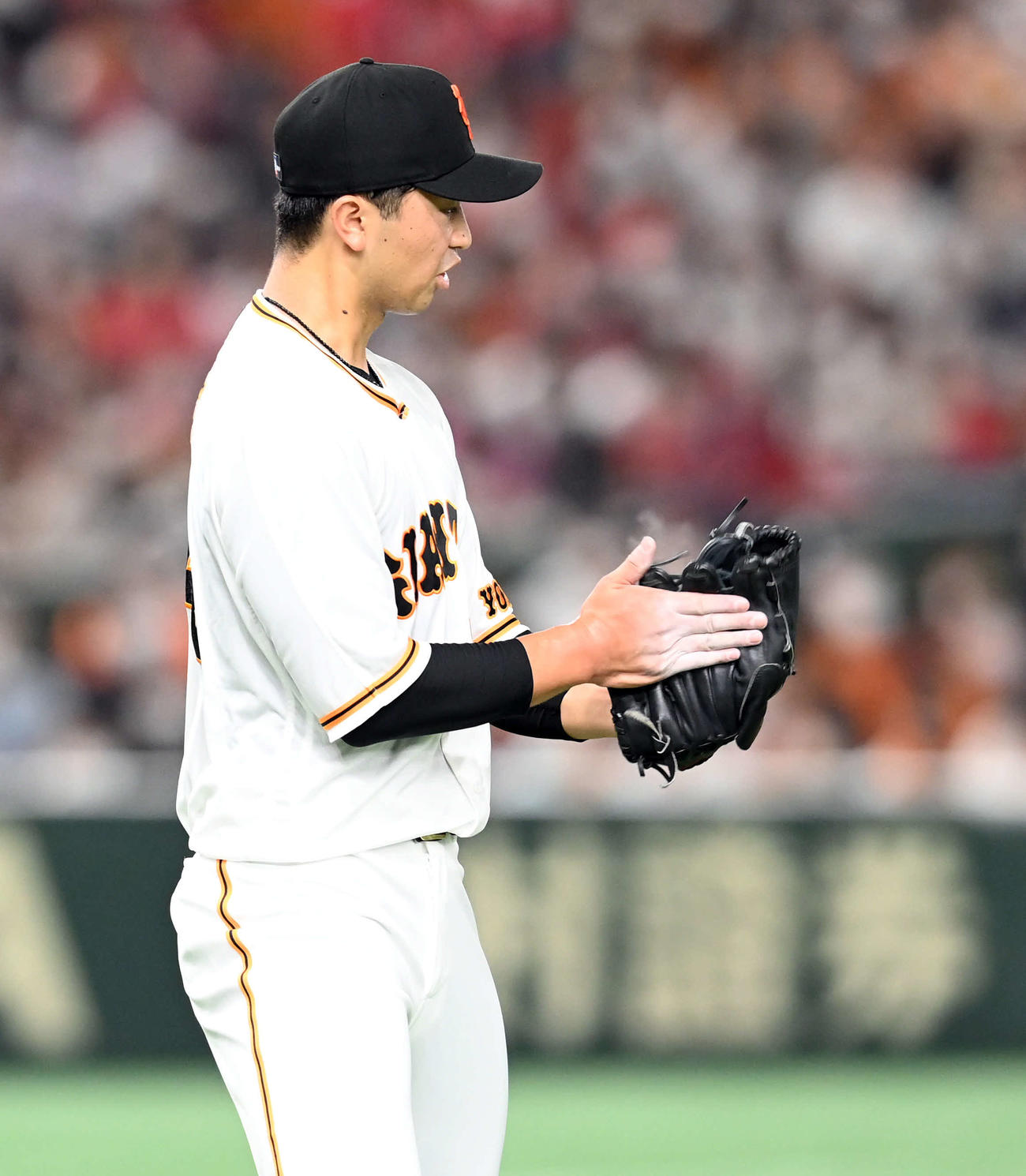 巨人対広島　4回表、ランナーを背負いながらも無失点に抑えた直江（撮影・たえ見朱実）
