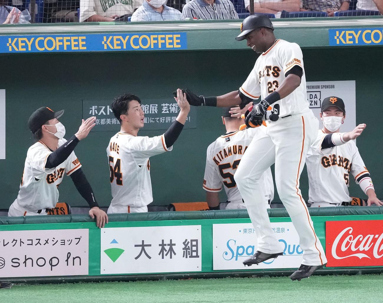 巨人対広島　4回裏巨人無死、右越えソロ本塁打を放ったポランコ（右手前）を迎える直江（左から2人目）（撮影・鈴木みどり）
