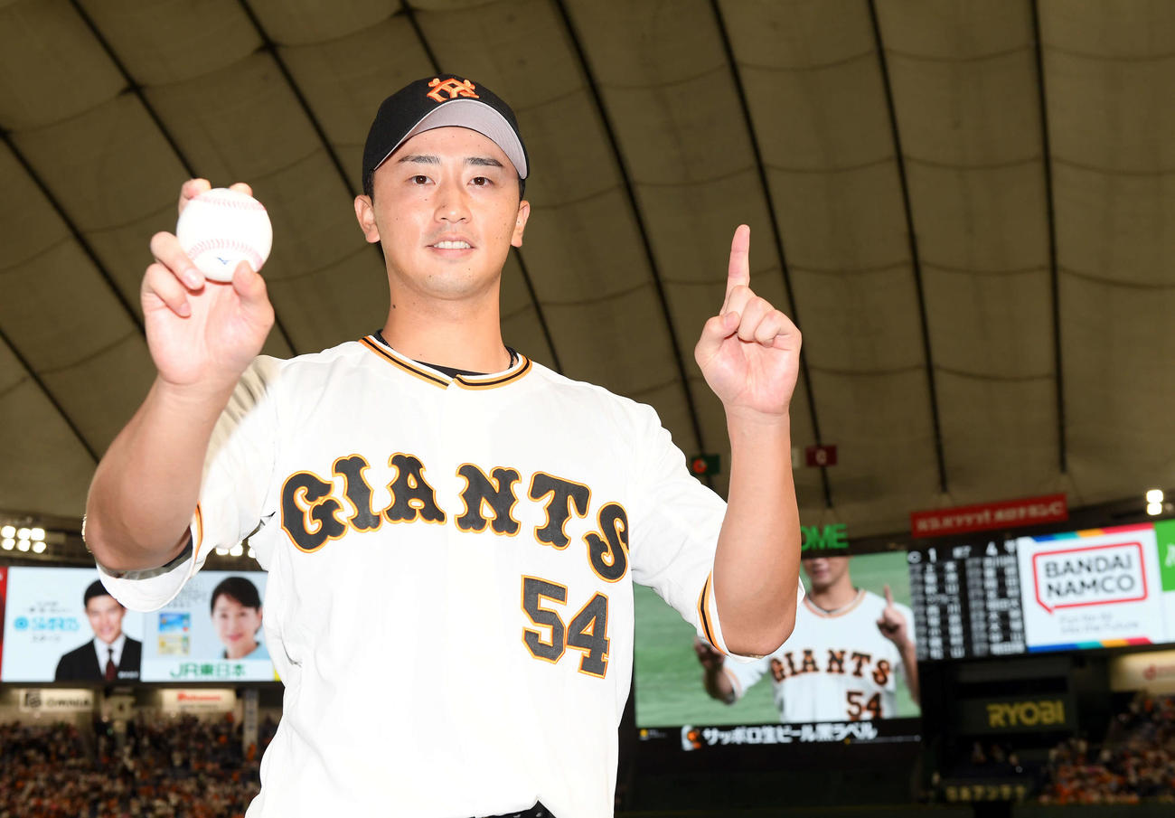 巨人対広島　プロ初勝利を挙げポーズを決める巨人直江（撮影・たえ見朱実）