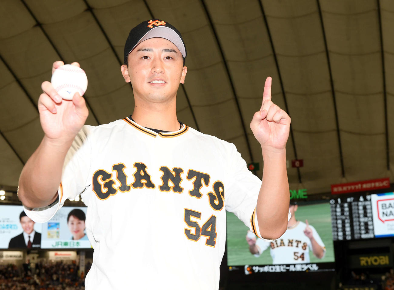 巨人対広島　プロ初勝利を挙げポーズを決める巨人直江（撮影・たえ見朱実）