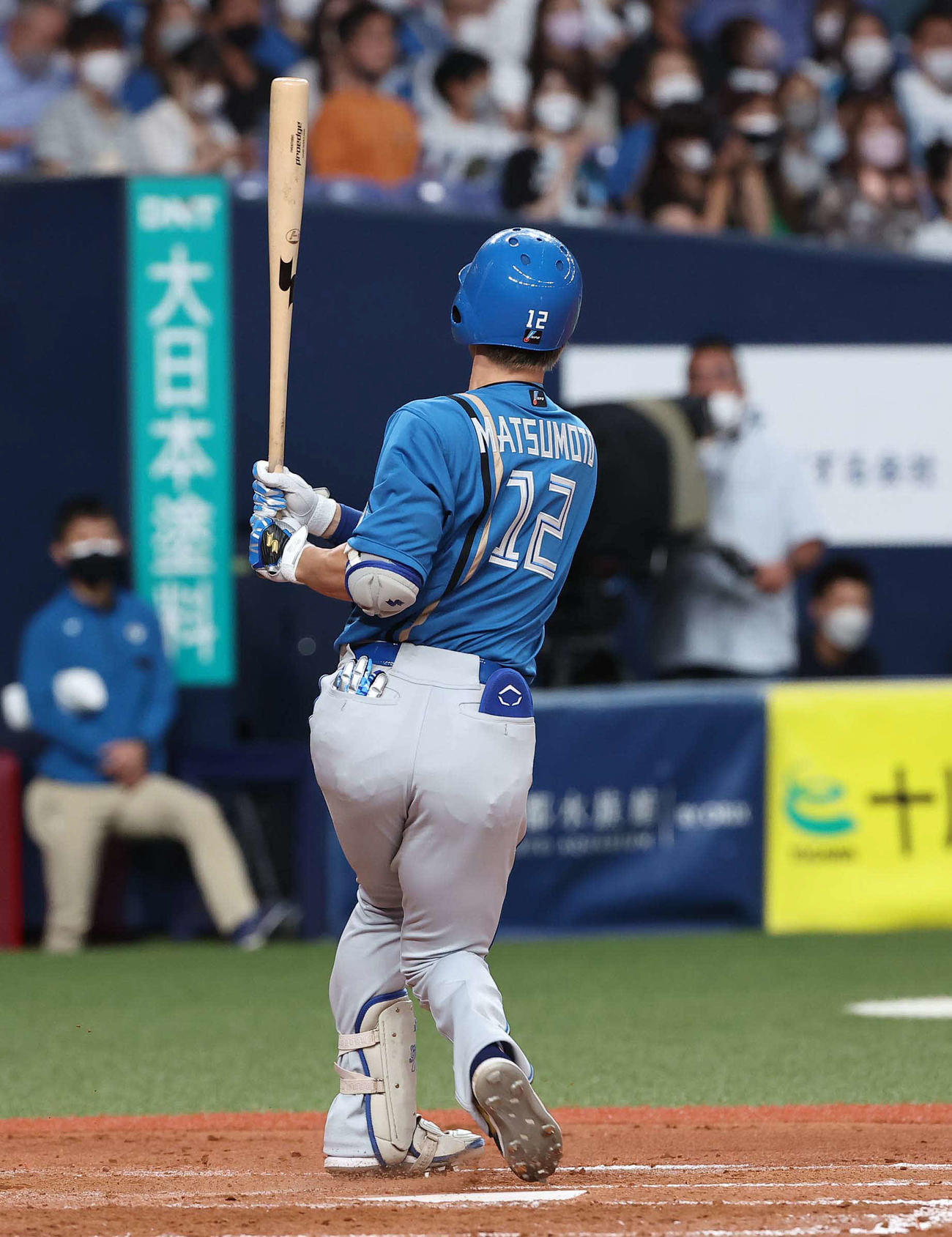 7月19日のオリックス戦、3回に自打球を当てる松本剛