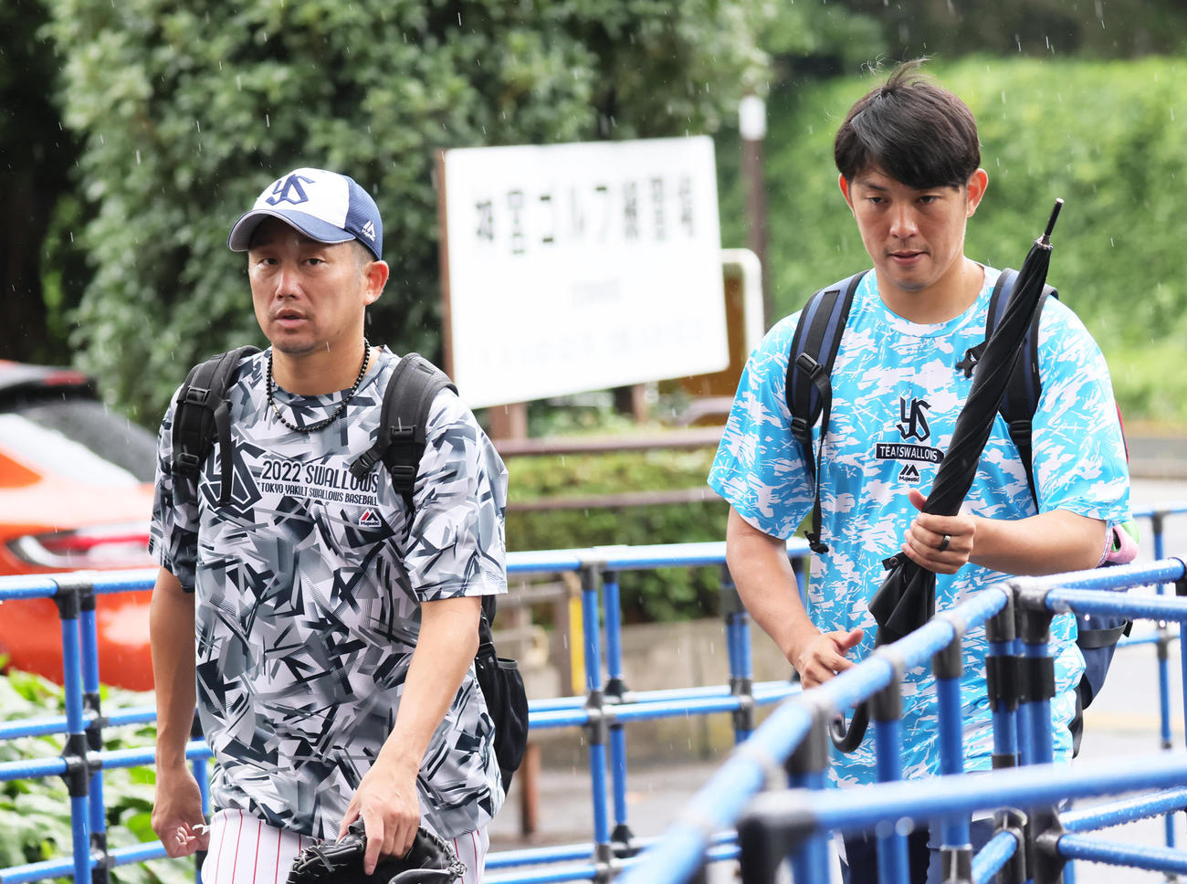 台風接近で試合が中止となり雨の中を移動するヤクルトの石川雅規（左）と原樹理（撮影・足立雅史）