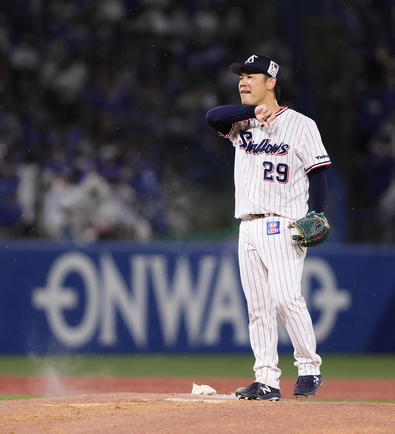 12日DeNA戦で適時打を浴び渋い顔の小川泰弘
