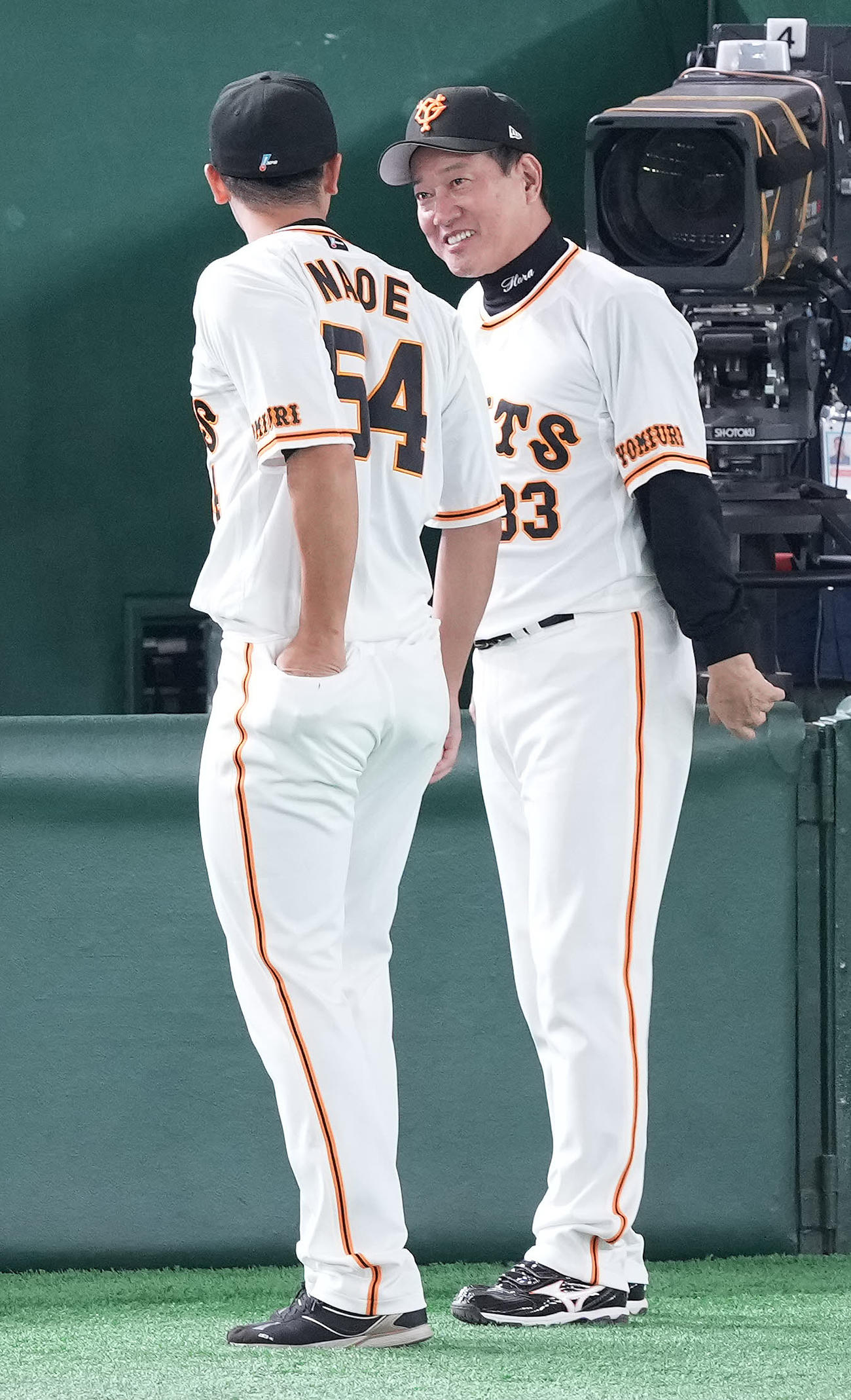 巨人対広島　プロ初勝利の巨人直江（左）は原監督から声をかけられる（撮影・鈴木みどり）