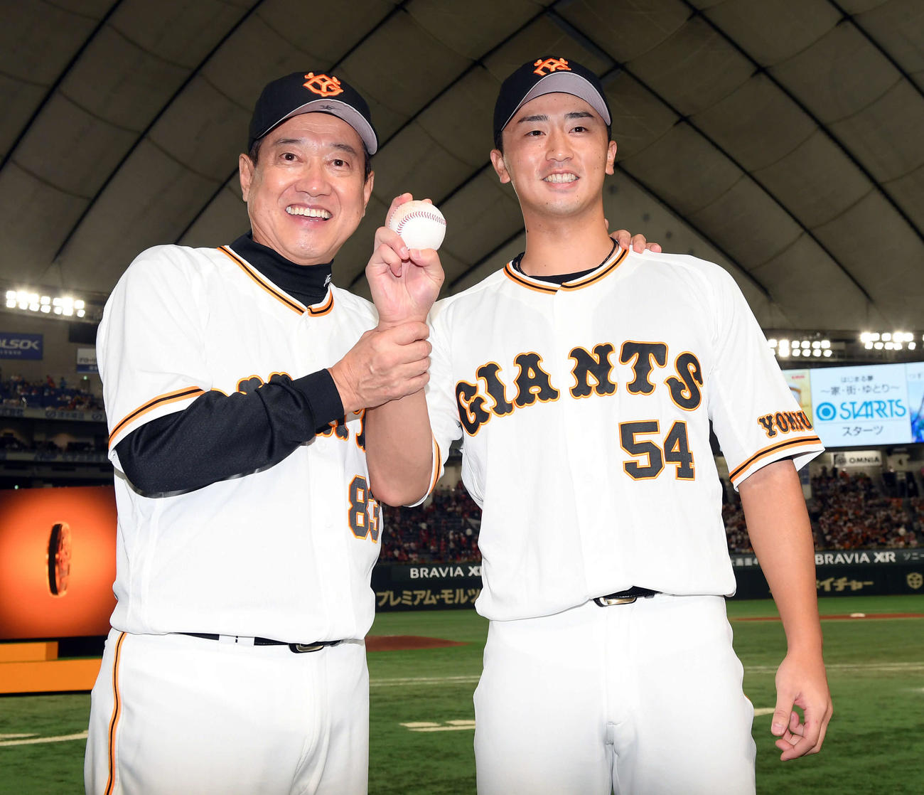 巨人対広島　プロ4年目にして初勝利を挙げた巨人直江（右）は、原監督と笑顔で記念撮影に納まる（撮影・たえ見朱実）