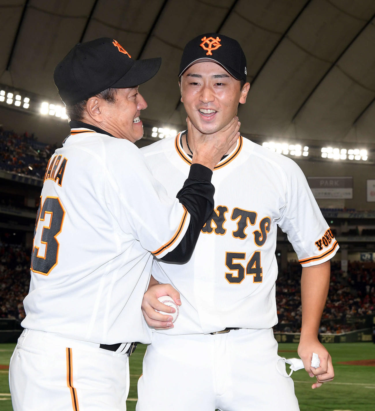 巨人対広島　プロ4年目にして初勝利を挙げた巨人直江（右）は、原監督から手荒い？　祝福を受ける（撮影・たえ見朱実）