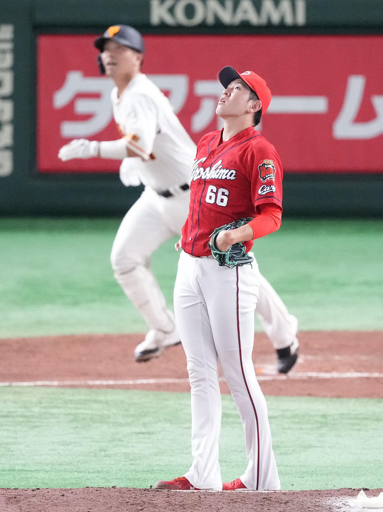 巨人対広島　4回裏巨人1死、大城に右越えソロ本塁打を浴びる遠藤（撮影・鈴木みどり）