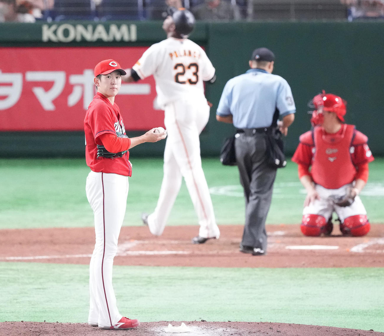 巨人対広島　4回裏巨人無死、ポランコに右越えソロ本塁打を浴びぼうぜんとする遠藤（撮影・鈴木みどり）
