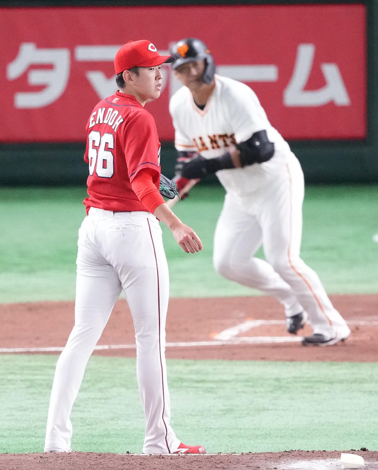 巨人対広島　1回裏巨人1死三塁、中田に左前適時打を浴びる遠藤（撮影・鈴木みどり）