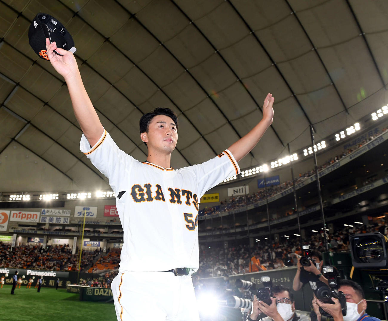 巨人対広島　プロ初勝利を挙げファンの拍手に応える巨人直江（撮影・たえ見朱実）