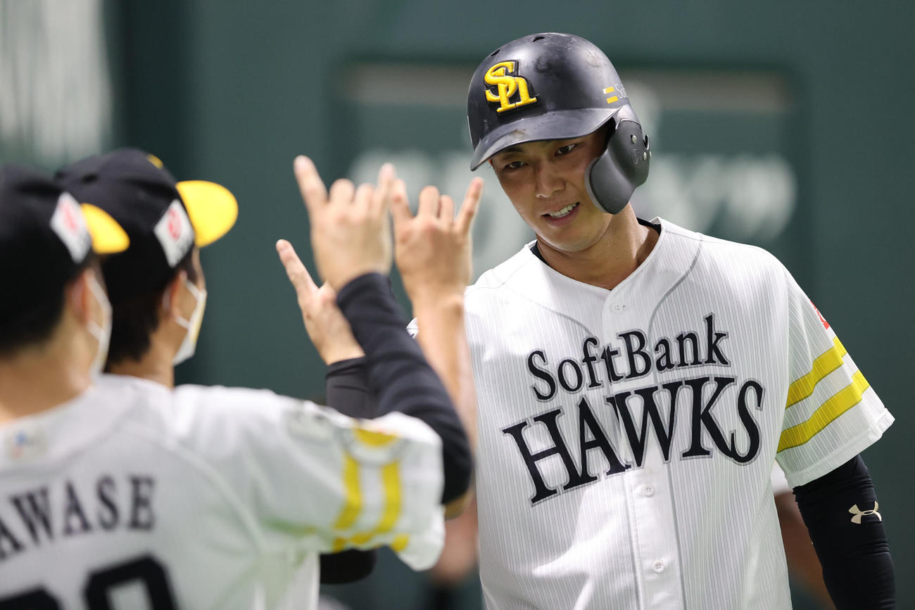 ソフトバンク対オリックス　1回裏ソフトバンク無死満塁、デスパイネの右犠飛で生還した今宮健太（撮影・梅根麻紀）