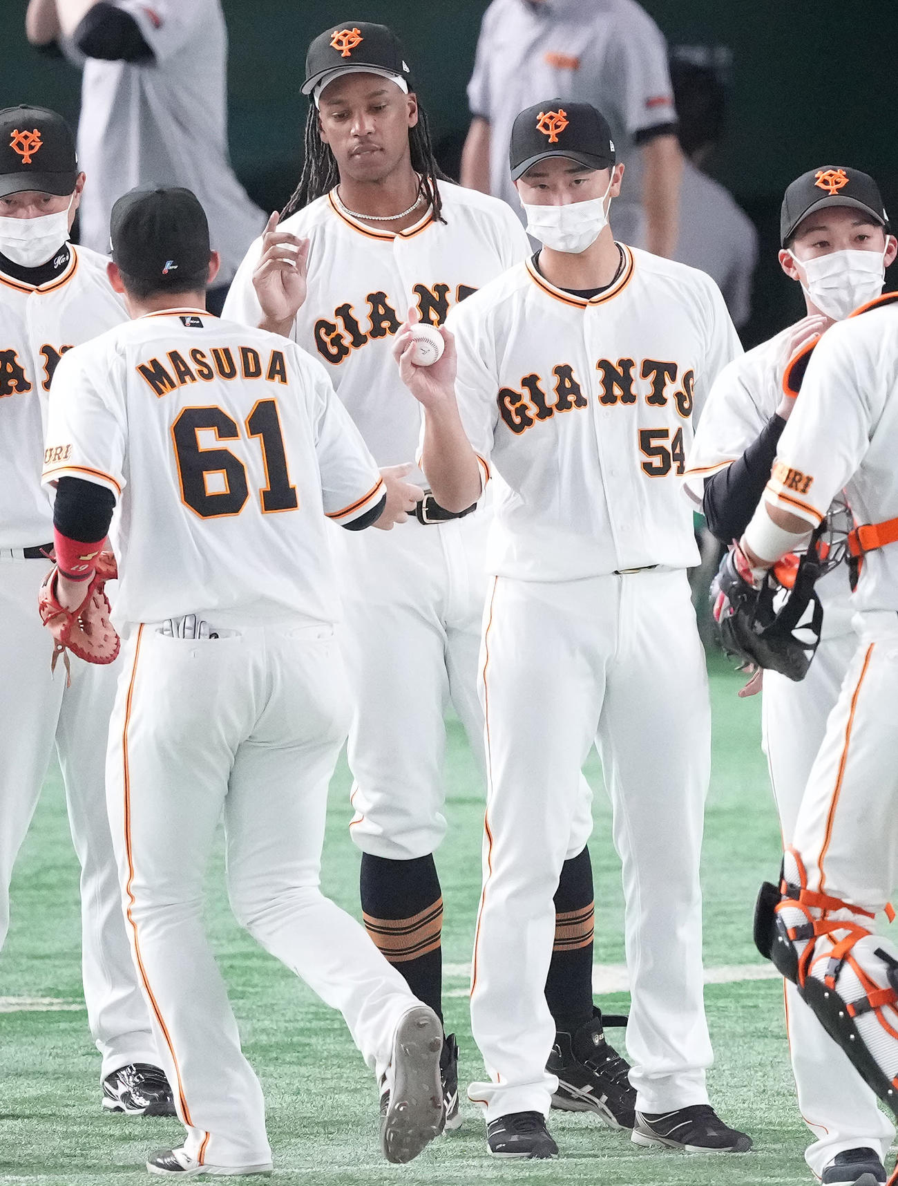 巨人対広島　プロ初勝利の巨人直江（右から2人目）は増田陸（左手前）からウイニングボールを受け取る（撮影・鈴木みどり）