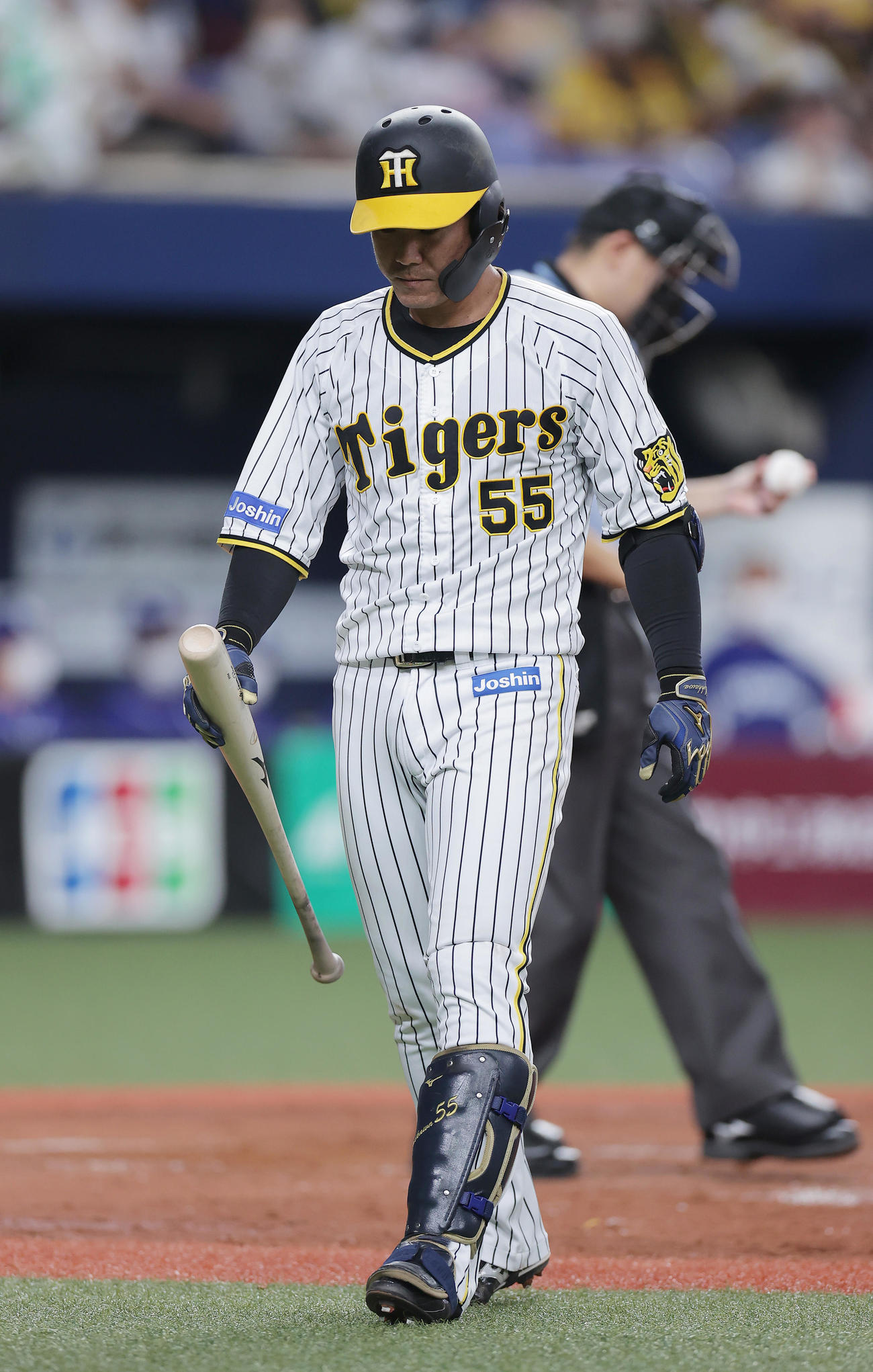 阪神対中日　4回裏阪神1死二、三塁、空振り三振に倒れる陽川（撮影・前田充）
