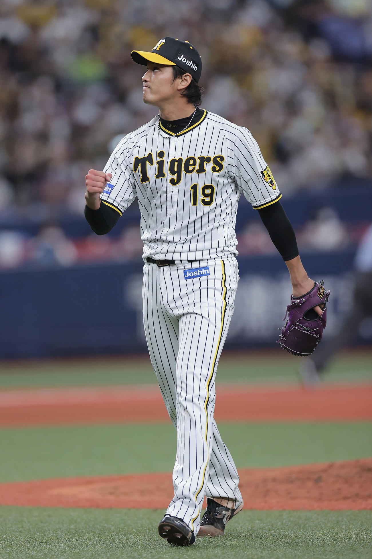 阪神対中日　5回表の中日打線を3者三振に仕留め、小さくガッツポーズしてベンチへ戻る阪神藤浪（撮影・前田充）