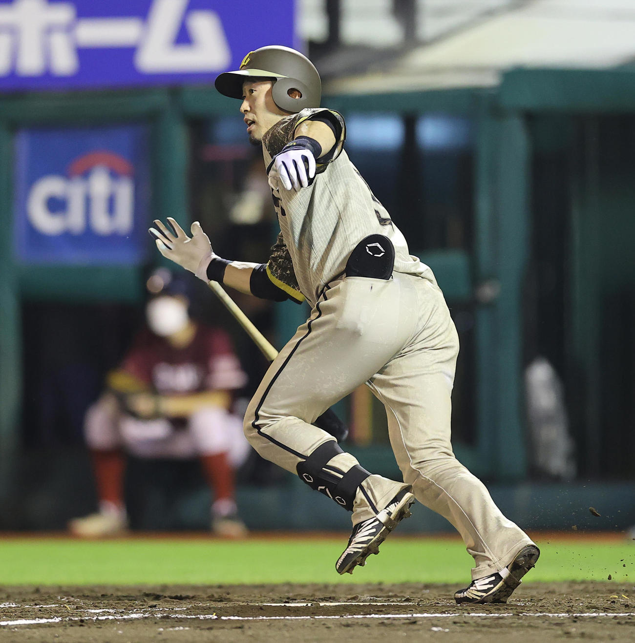 楽天対西武　4回表西武2死一、二塁、2点本塁打を放つ外崎（撮影・垰建太）
