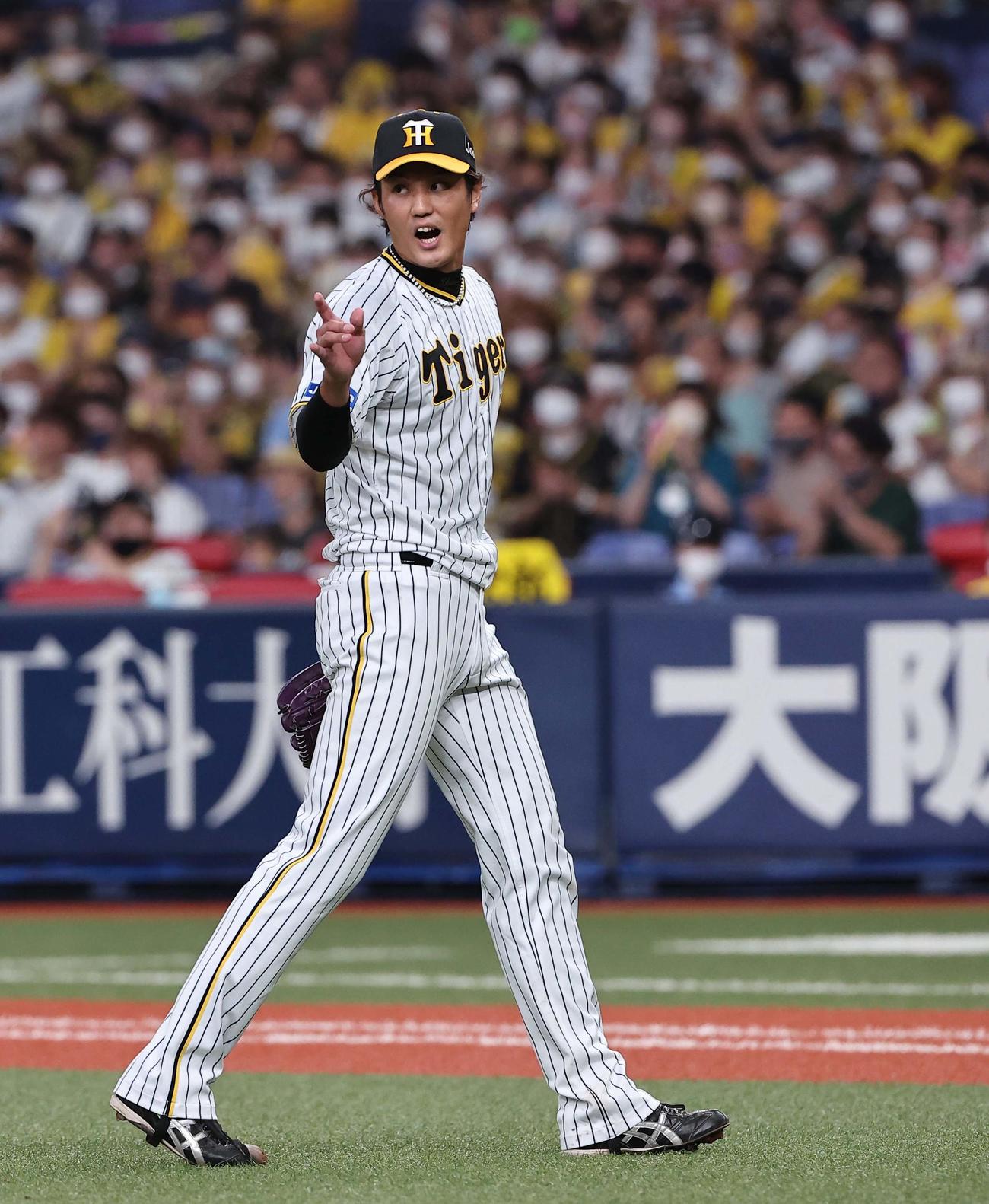 阪神対中日　4回表中日2死二塁、藤浪はビシエドを三ゴロに打ち取り雄たけびをあげる（撮影・上田博志）