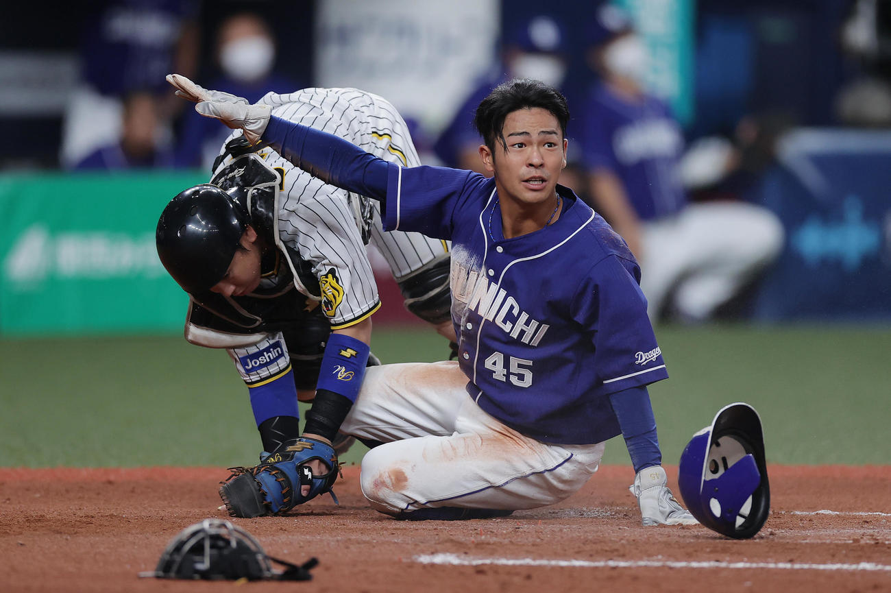 阪神対中日　8回表中日1死三塁、岡林の遊ゴロでヘッドスライディングで生還する土田（右）。捕手梅野（撮影・前田充）