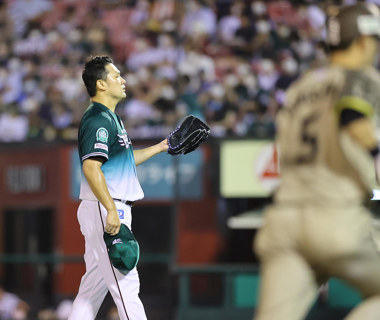 楽天対西武　4回表西武2死一、二塁、外崎（右）に3点本塁打を浴びぼうぜんとする田中将（撮影・垰建太）