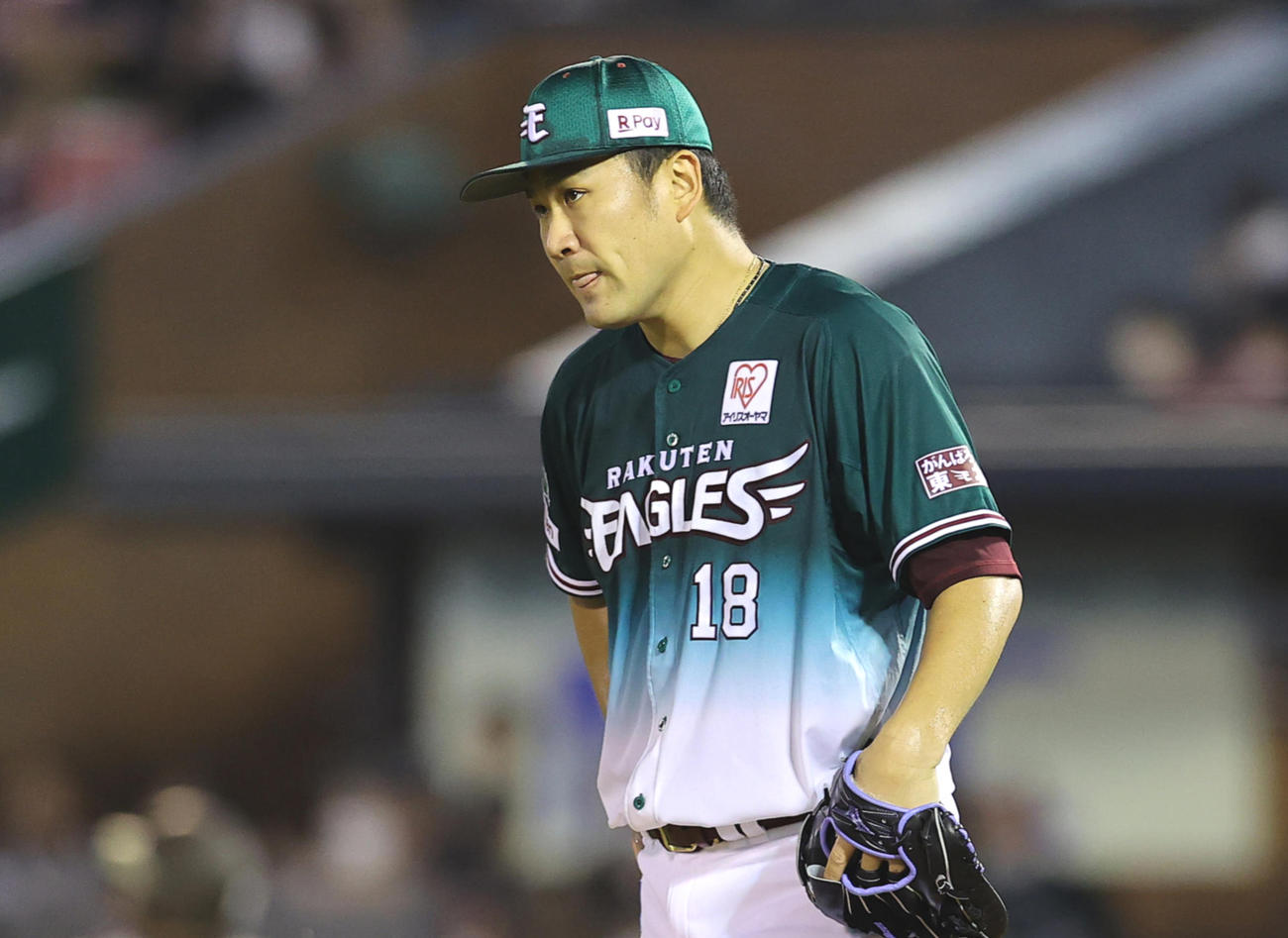 4回表西武1死、中村（左）に内野安打を許しさえない表情の田中将（撮影・垰建太）
