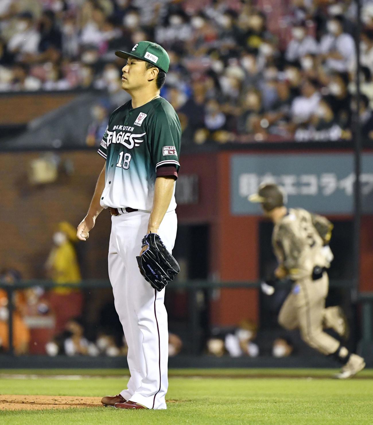 4回、西武・外崎（右）に3ランを浴びた楽天・田中将