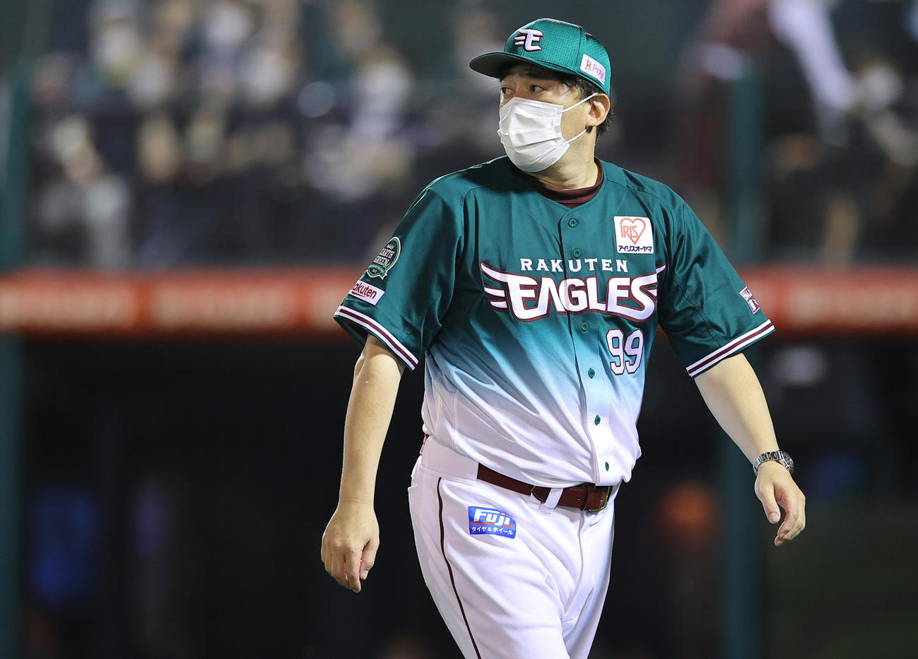 楽天対西武　7回裏楽天2死満塁、好機をつくるも1得点に終わり渋い表情の石井GM兼監督（撮影・垰建太）