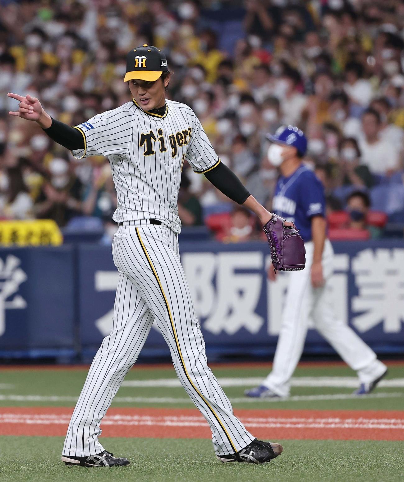 阪神対中日　4回表中日2死二塁、藤浪はビシエドを三ゴロに打ち取る（撮影・上田博志）