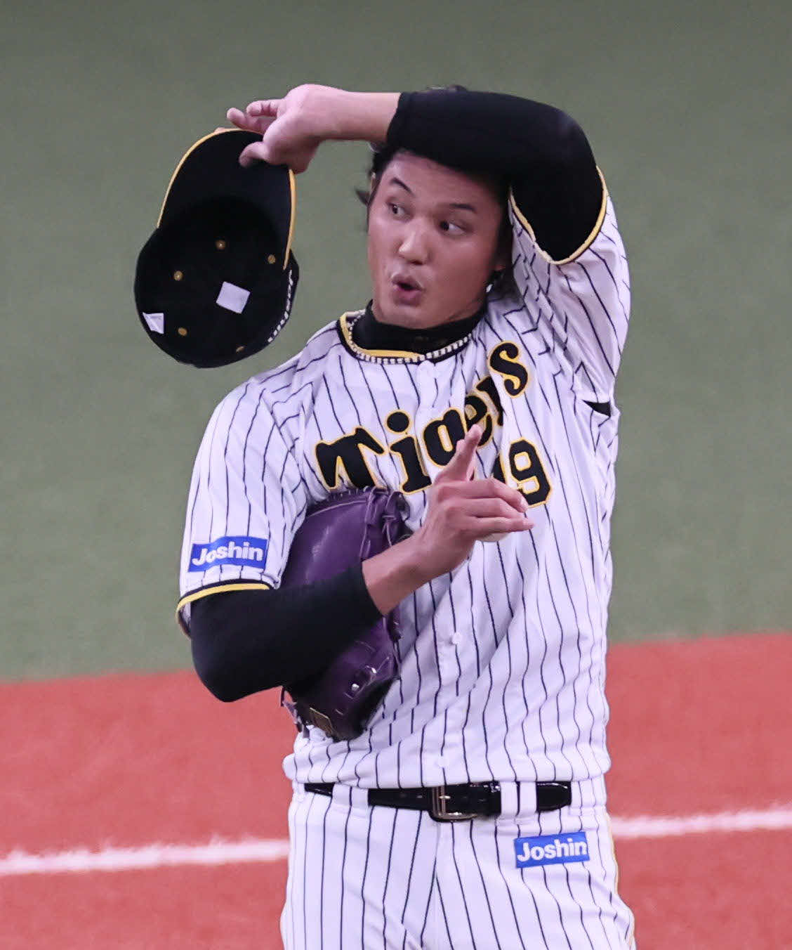 阪神対中日　4回表中日1死一塁、藤浪は梅野の好守でホッと一息（撮影・宮崎幸一）