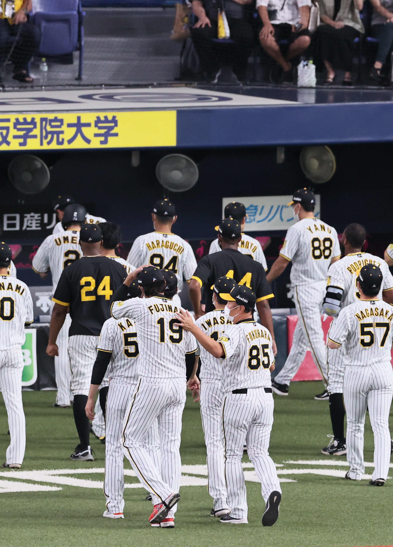 阪神対中日　敗戦が決まり福原コーチ（中央右）に慰められる藤浪（同左）ら（撮影・宮崎幸一）