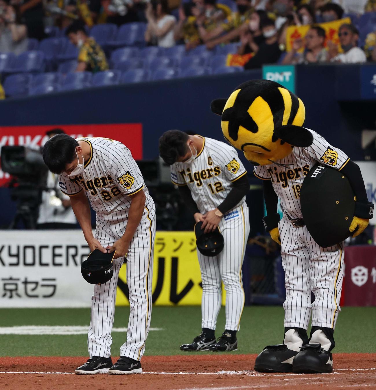 阪神対中日　矢野監督（左）は中日に敗れ力なくファンにあいさつをする（撮影・上田博志）