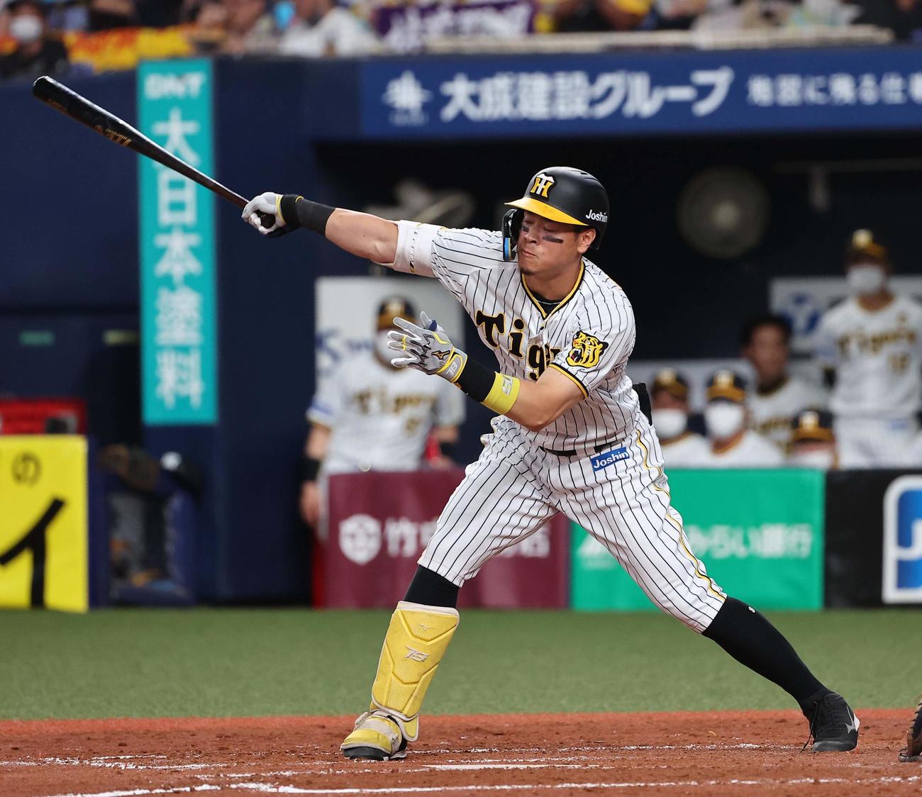 阪神対中日　4回裏阪神無死二、三塁、佐藤輝は三振に倒れる（撮影・上田博志）