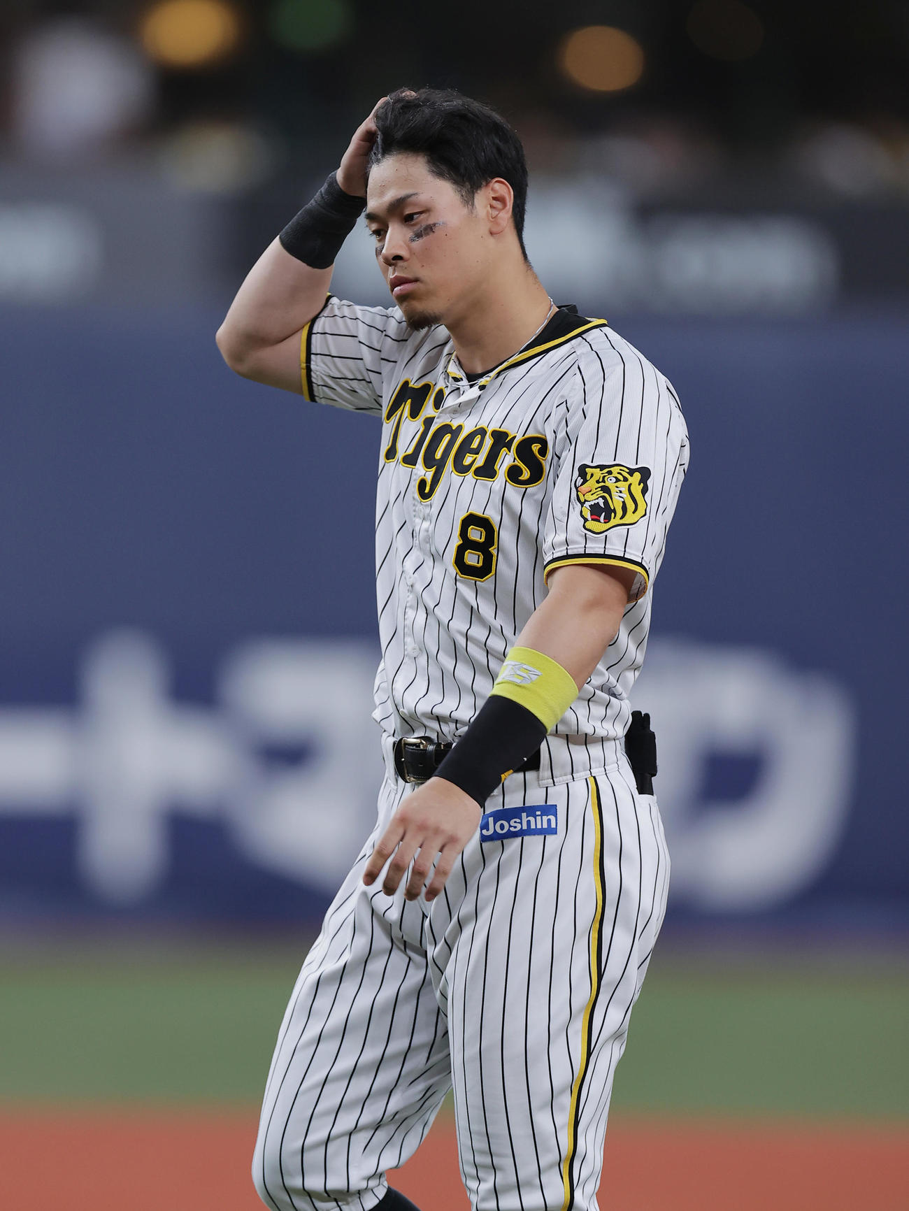 阪神対中日　8回裏阪神2死一、二塁、左飛に倒れた佐藤輝（撮影・前田充）