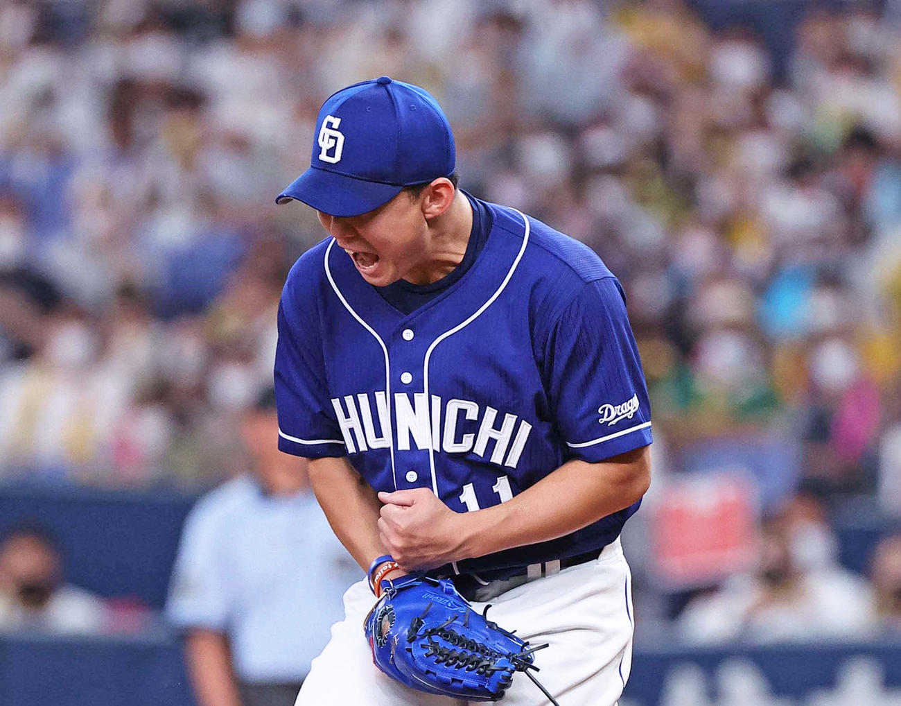 6回裏阪神2死一、二塁、小笠原は陽川から三振を奪い雄たけびを上げる（撮影・上田博志）
