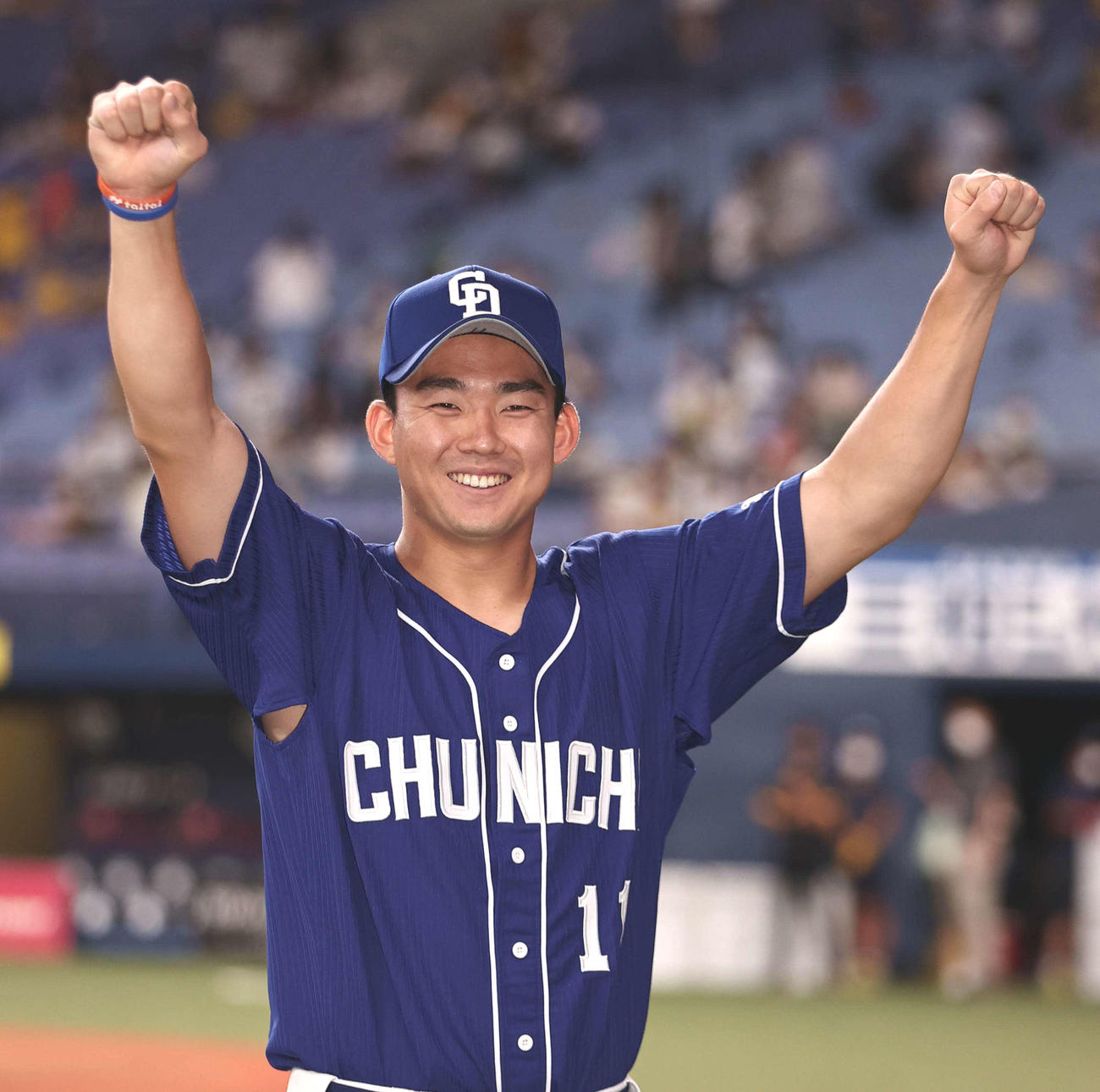 6勝目を挙げ、笑顔でガッツポーズする小笠原慎之介（撮影・上田博志）