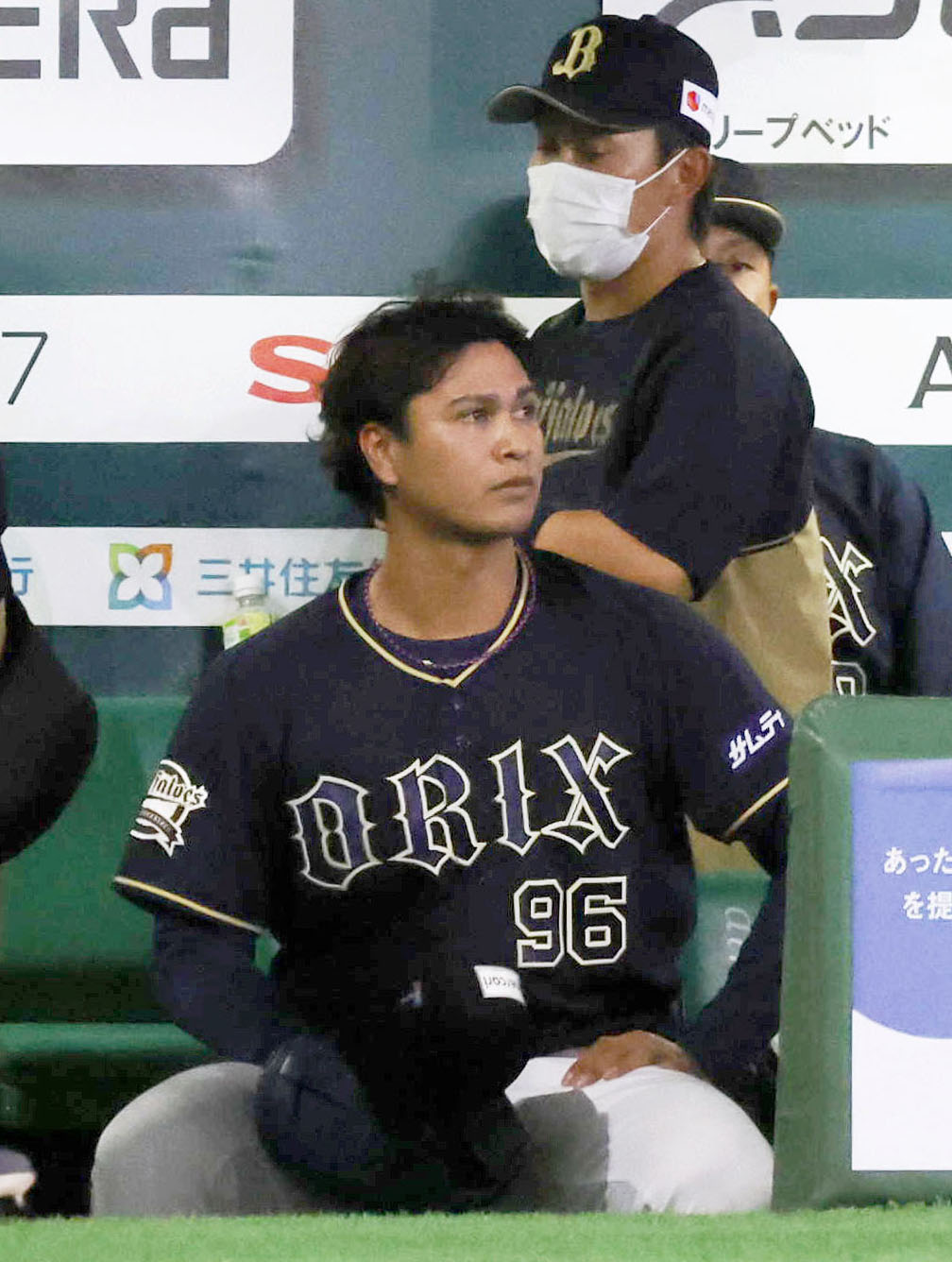 ソフトバンク対オリックス　周東にサヨナラ本塁打を浴び、ベンチでさえない表情のオリックス宇田川（手前）