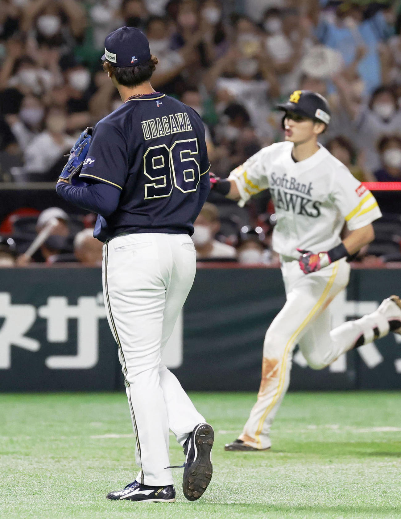 9回、周東（右）にサヨナラ本塁打を浴び、力なくベンチへ戻るオリックス・宇田川