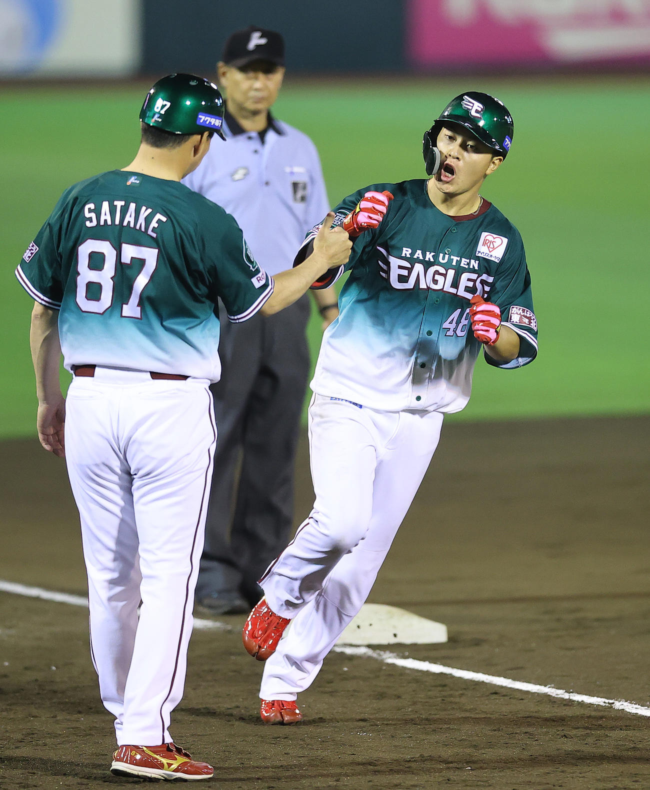 楽天対西武　5回裏楽天1死一塁、2点本塁打を放ちグータッチを交わす渡辺佳（右）（撮影・垰建太）