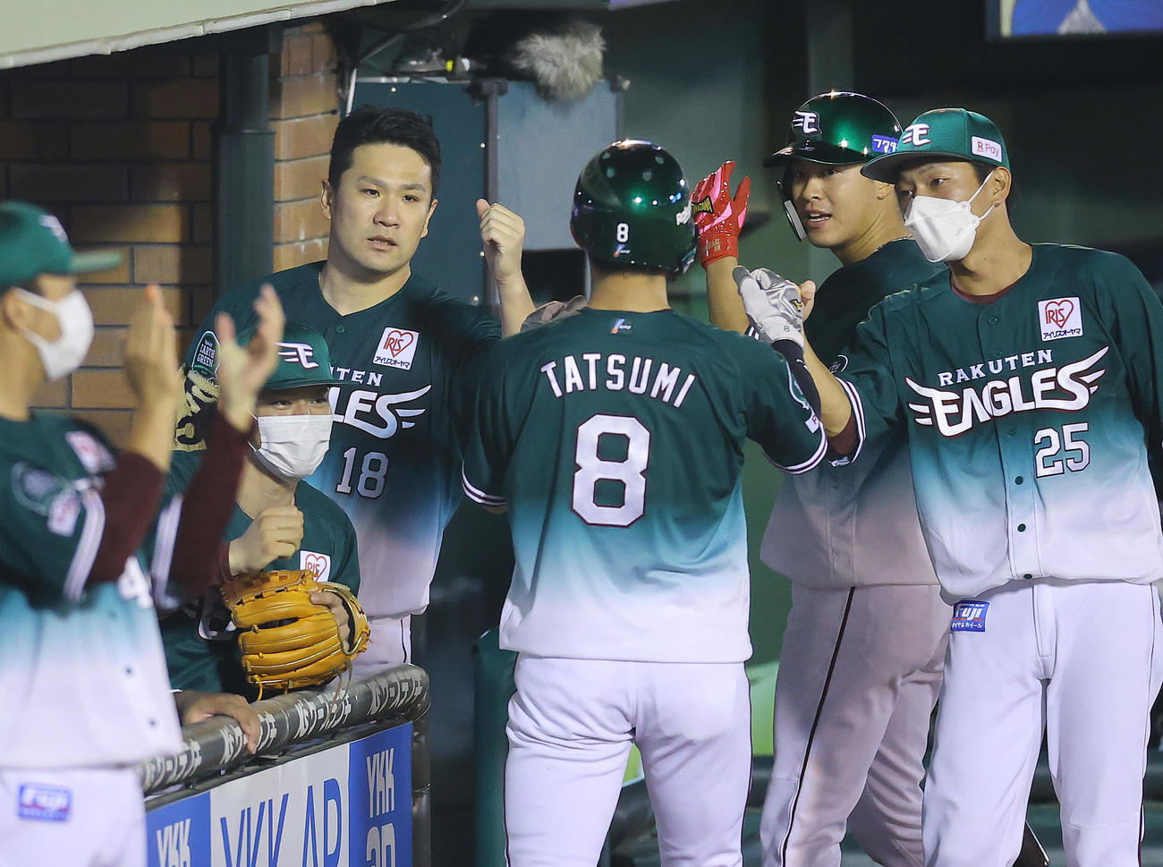 楽天対西武　5回裏楽天1死一塁、2点本塁打を放った渡辺佳（右から2人目）と辰己（8番）を出迎える田中将大（左）（撮影・垰建太）