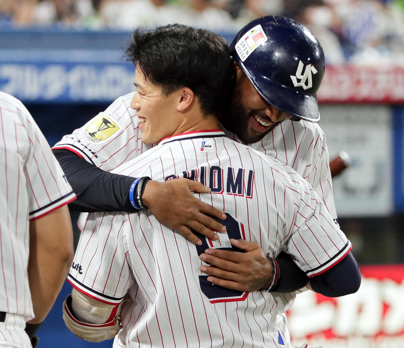 ヤクルト対DeNA  4回裏ヤクルト無死一塁、塩見（手前）は右越え2点本塁打を放ちサンタナと抱き合い喜ぶ（撮影・足立雅史）