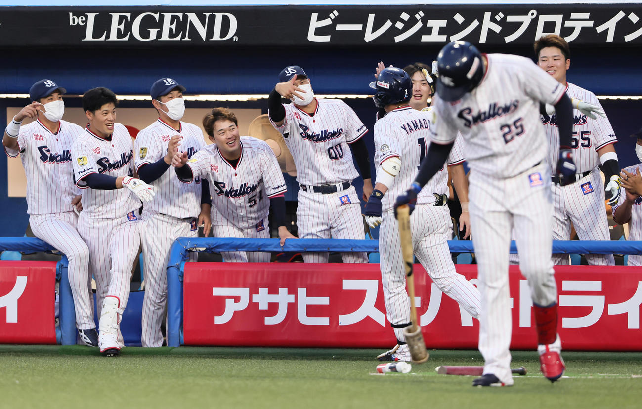 ヤクルト対DeNA  1回裏ヤクルト無死、先頭打者本塁打を放った山田（中央右背番号1）を迎えるナインら（撮影・足立雅史）