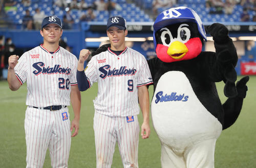 ヤクルト対DeNA　笑顔でポーズを決めるヤクルトの、左から木沢、塩見、つば九郎（撮影・足立雅史）