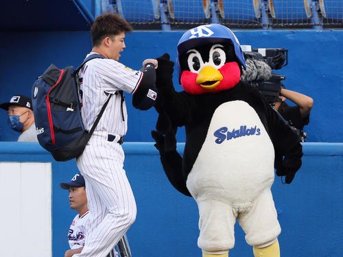 試合前、ヤクルトのつば九郎とタッチを交わす村上（撮影・足立雅史）