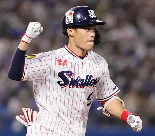 ヤクルト対DeNA  4回裏ヤクルト無死一塁、塩見は右越え2点本塁打を放ちガッツポーズ（撮影・足立雅史）