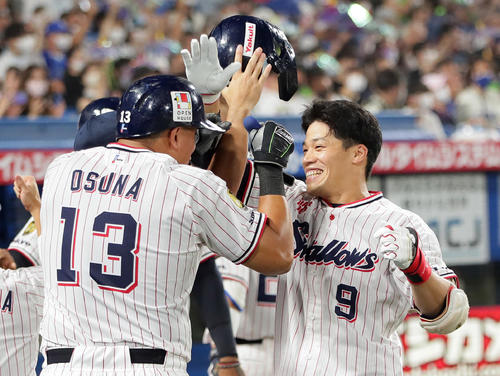 ヤクルト対DeNA  4回裏ヤクルト無死一塁、塩見（右）は右越え2点本塁打を放ち笑顔でタッチを交わす（撮影・足立雅史）