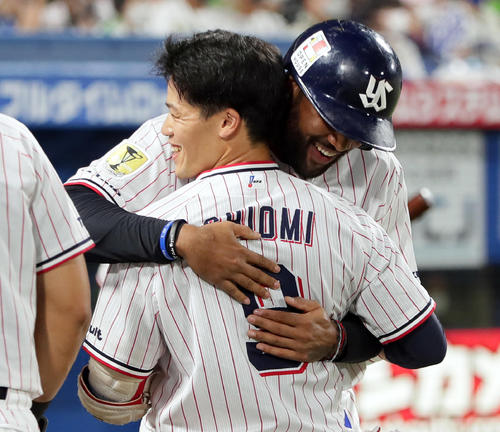 ヤクルト対DeNA  4回裏ヤクルト無死一塁、塩見（手前）は右越え2点本塁打を放ちサンタナと抱き合い喜ぶ（撮影・足立雅史）