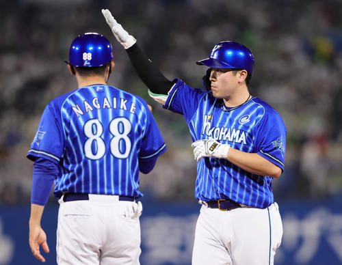 ヤクルト対DeNA  5回表DeNA1死一塁、右前打を放った佐野（右）（撮影・足立雅史）