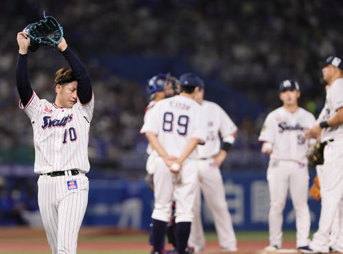 ヤクルト対DeNA  5回途中、マウンドを降りるヤクルト小沢（左端）（撮影・足立雅史）