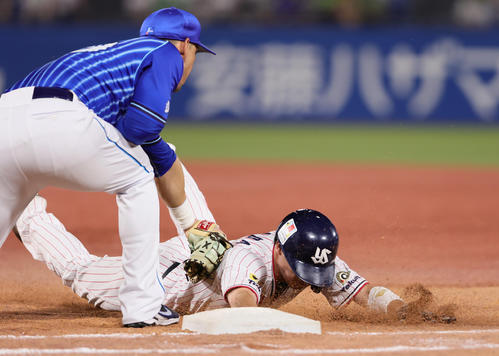 ヤクルト対DeNA  5回表ヤクルト無死一、三塁、山田（右）はけん制でアウトとなる。一塁手ソト（撮影・足立雅史）