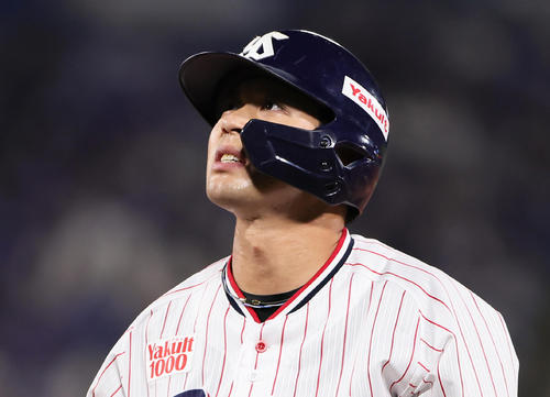 ヤクルト対DeNA  5回表ヤクルト無死一、三塁、山田はけん制でアウトとなり悔しい表情を見せる（撮影・足立雅史）
