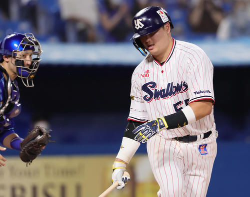 ヤクルト対DeNA 8回裏ヤクルト2死一塁、空振り三振に倒れた村上（撮影・足立雅史）