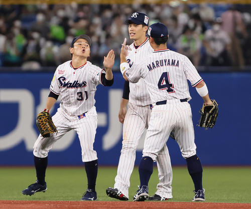 ヤクルト対DeNA　勝利し、喜ぶヤクルトの、左から山崎、塩見、丸山和（撮影・足立雅史）